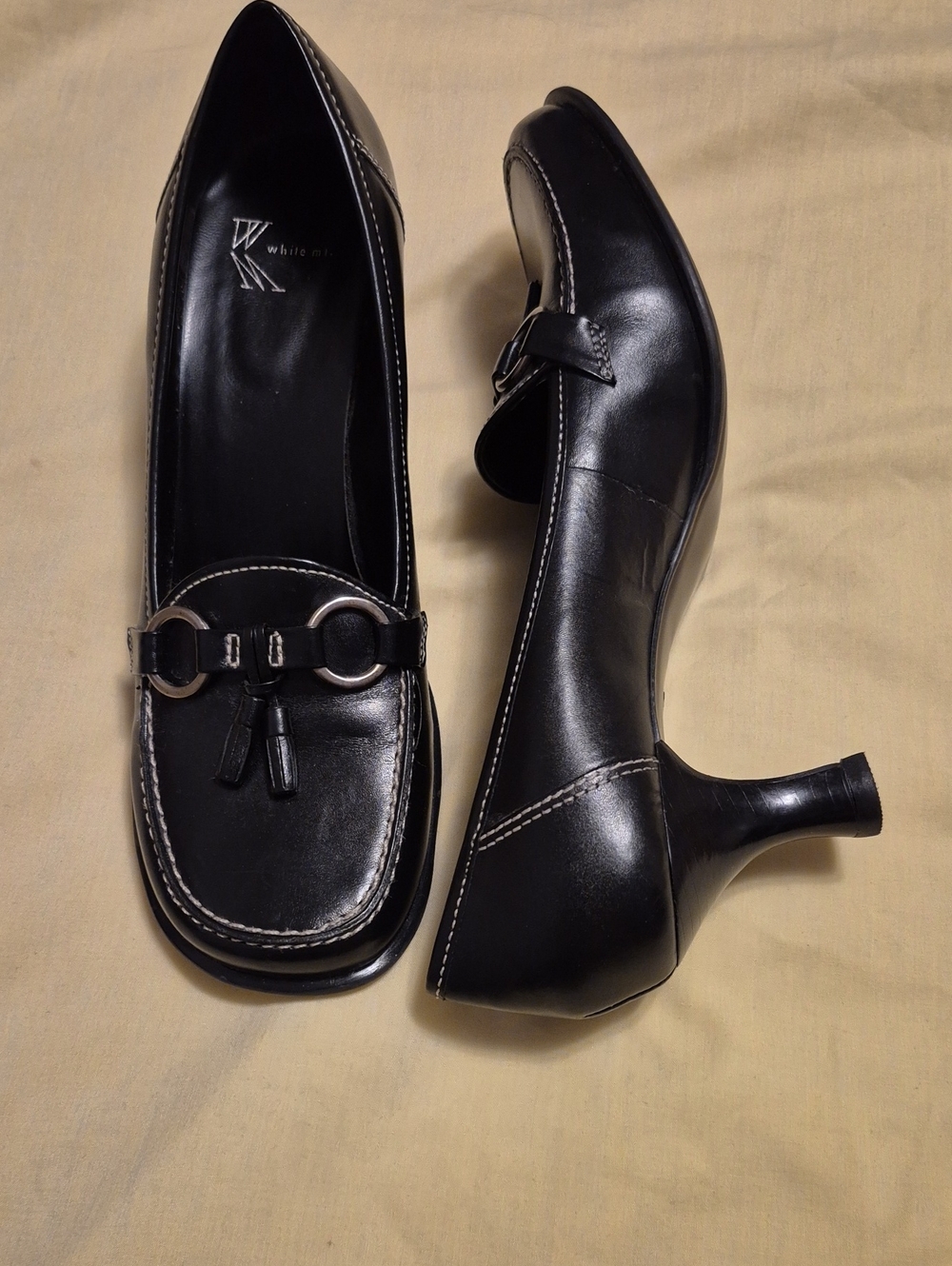 White Mountain Black Leather Mid-Heel Loafers with Ring and Tassel 9M